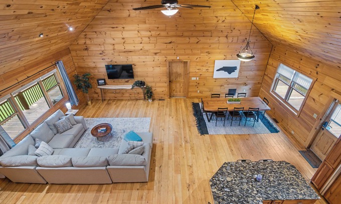 Black Mountain Cabin | Secluded Cabin ~ 2 Mi DT BMtn ~ 20 Mi DT AVL ~ 5 Acre ~ W/Hotub & Cinema