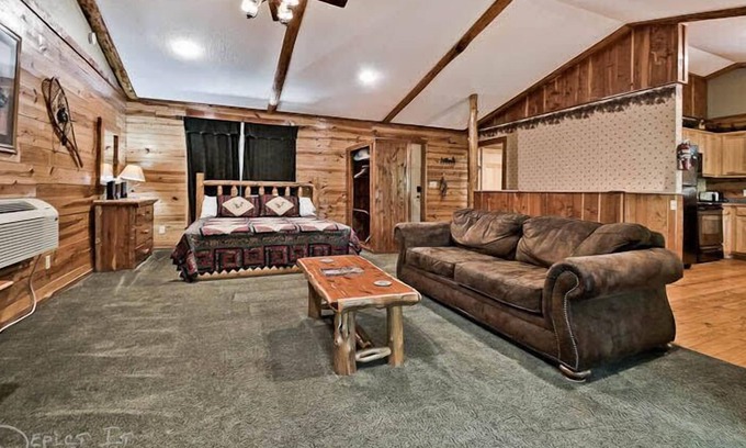 Sylvan Shores Cabin | Secluded Cabin in the woods Wifi Jacuzzi Fireplace