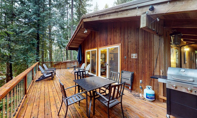 Mount Hood Village Cabin | Secluded dog-friendly cabin with two fireplaces, washer/dryer, deck & firepit