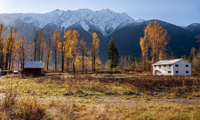 Sea to Sky Highway House | Secluded house in Pemberton | Mount Currie Views | Sauna