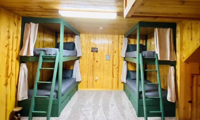 Burnsville Cabin | Secluded Mountain 4 Bedroom Cabin