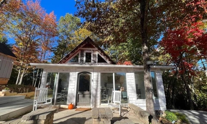 Brevard Cottage | SECLUDED MOUNTAIN GETAWAY WITH MOUNTAIN VIEWS/PRIVATE LAKE ACCESS/PET OK/WIFI