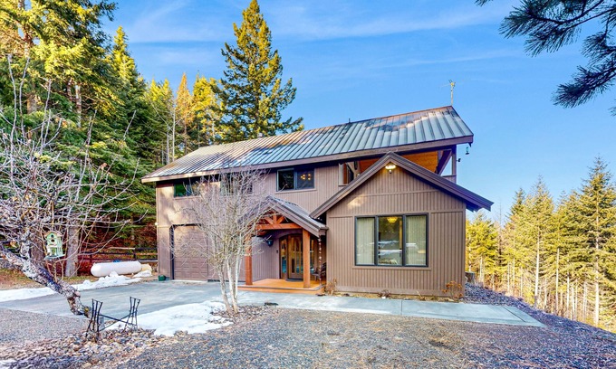Cle Elum House | Secluded mtn-view home with game room, private hot tub, outdoor kitchen, & grill