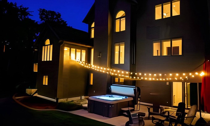 Poynette House | Secluded Oasis-Sauna+Hot Tub