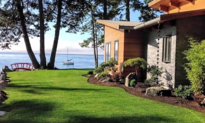 Sooke House | Secluded, peaceful, ocean front home. Close to all amenities/outdoor activities.
