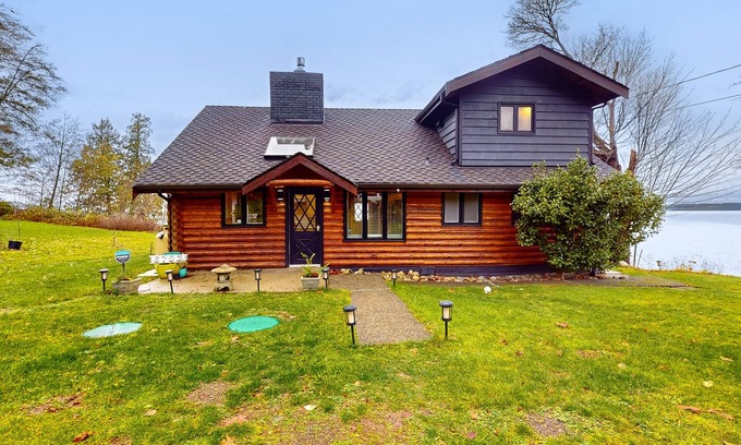 Blaine Cabin | Secluded, peaceful waterfront cabin with furnished patio & full kitchen