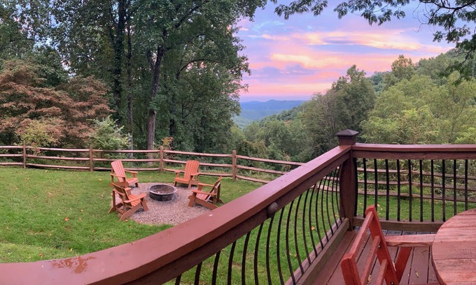 Apple Ridge Cabin | Secluded & Romantic, Blowing Rock, Views, Hot tub - The Red Rover