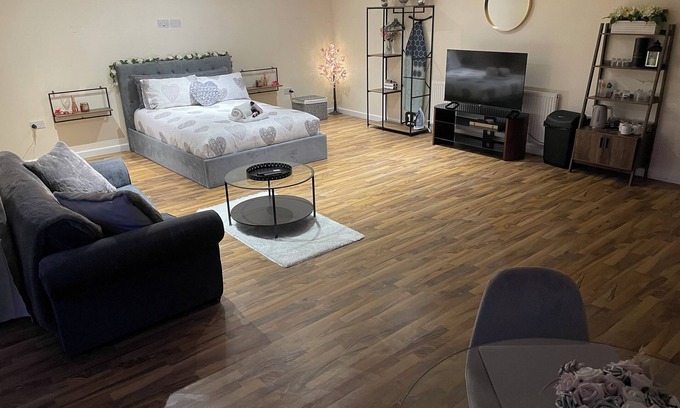 Ferndown Apartment | Secluded secret garden Adults only