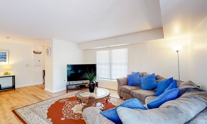 Livingston Condo | Second-floor condo with full kitchen, washer/dryer, central AC, & boat slip use