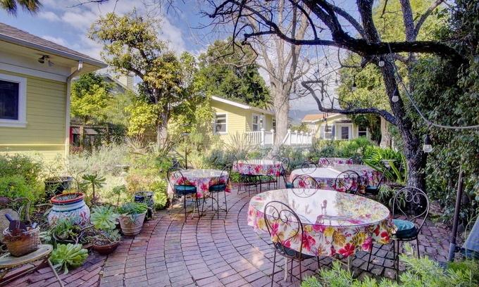Oak Park Bed & Breakfast | Secret Garden Inn and Cottages