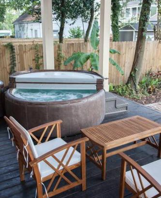 Thomas Square House | Secret Garden Studio w/Hot Tub: Near Forsyth Park