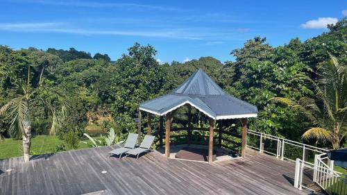 Sainte-Rose Villa | Secret River - Spacieuse villa de 4 chambres, 3 salle de bain, Piscine, spa avec plus de 400 ml de Rivière privée