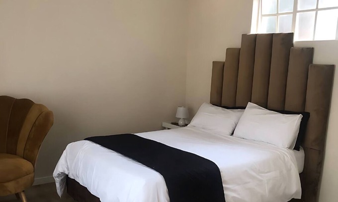 Greater Johannesburg Metropolitan Area Apartment | Secure Executive Apartment, WiFi, Solar Power, Netflix