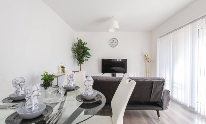 Maidstone Apartment | Secured 2-bedroom apartment with balcony and free parking - Maidstone