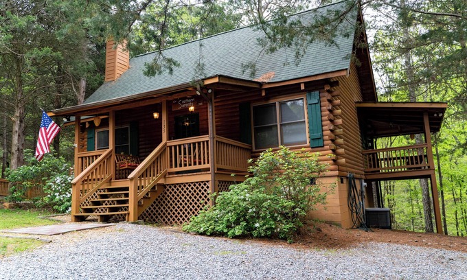 Warm Springs Cabin | See Callaway's Pumpkins and Fantasy in Lights at Southern Serenity - Fiber Wifi