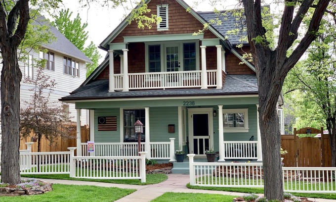 Central Boulder House | ⬆️ See our video: Walk to Pearl St - 2.5 blocks; Fireplace; Luxurious & Private.