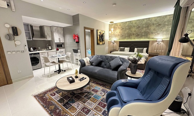 Jeddah Apartment | Self Check-in Luxury Studio near to airport with HotTub, WiFi & 75" Smart TV