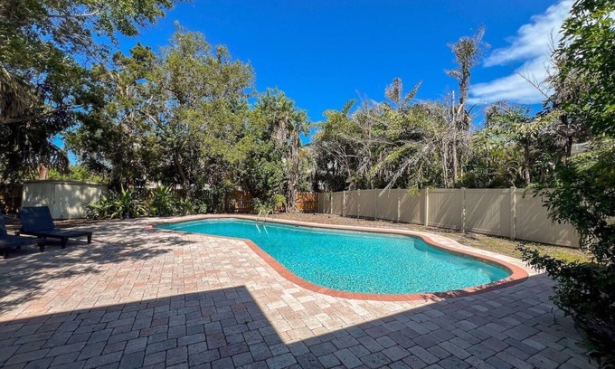 Seminole House | Seminole Pool House | Mins to the Beach