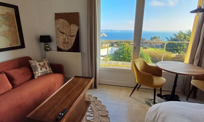 Plougonvelin Bed & Breakfast | Separate room with sea view