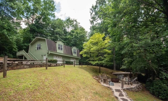 Otto House | Serene 2BR Retreat with Hot Tub, Fire Pit & Yoga