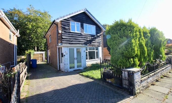 Rochdale House | Serene 3-Bedroom Family Rochdale Home with Garden