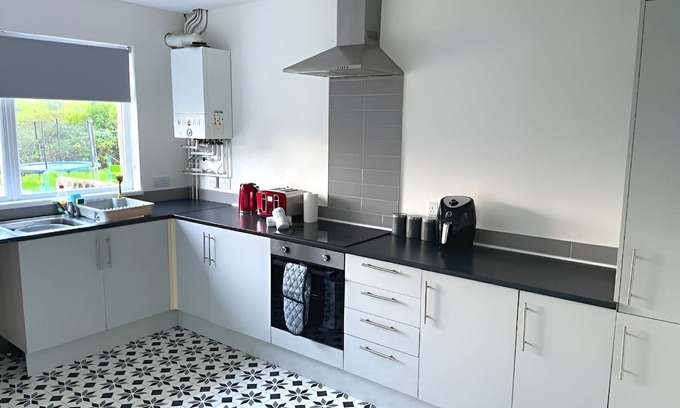 Bon-y-maen House | Serene 4 BR Retreat on Cefn Road: Your Cozy Haven