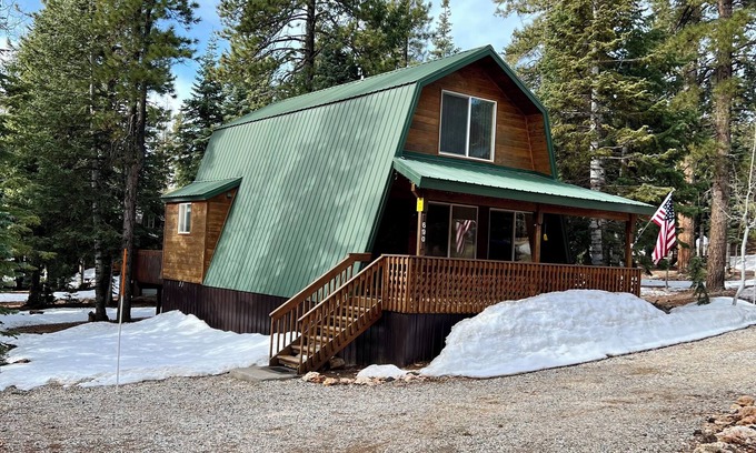 Meadow View Heights Cabin | Serene Cabin Retreat Near National Parks & Outdoor Recreational Destinations