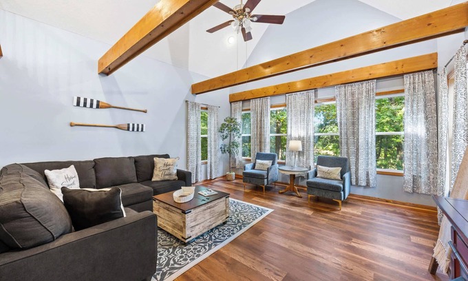 Se Ree House | Serene Lakefront Getaway | Perfect for Groups!