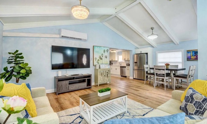 North Trail House | Serene Oasis Beach Getaway - 3 bedrooms in Sarasota