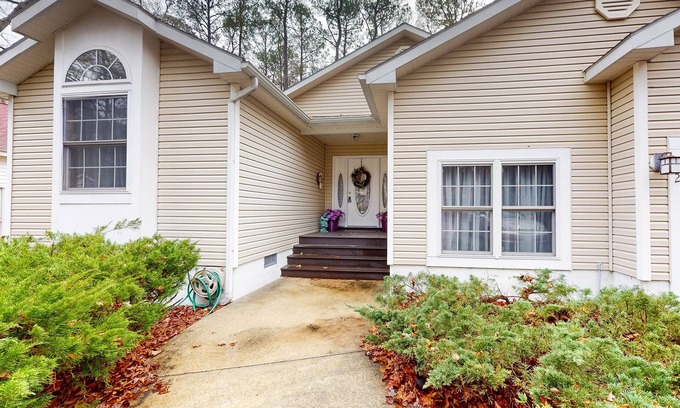 Ocean Pines House | Serene Ocean Pines home w/private deck all-season room & fully stocked kitchen