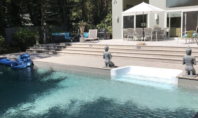 East Hampton House | Serene One Level Contemporary with FIVE STAR amenities. Walk To Private Beach.