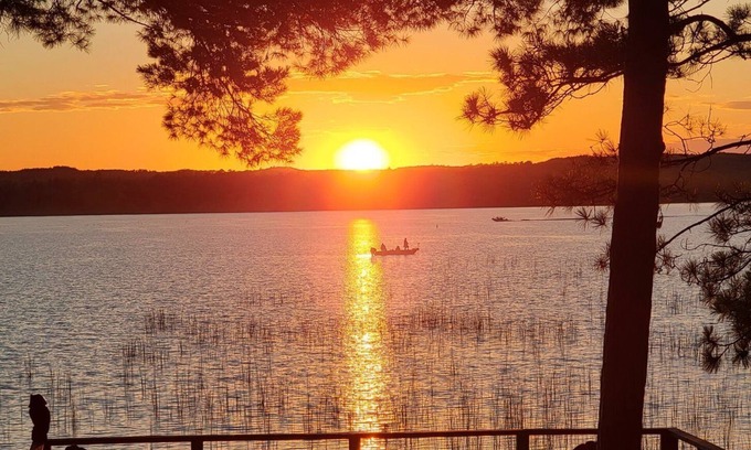 Backus House | Serene one level cabin home with private beach on Pine Mountain Lake Sleeps 10