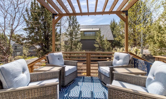 Redmond House | Serene & Relaxing Resort Retreat - 3 Golf Courses, 3 Pools, Pickleball