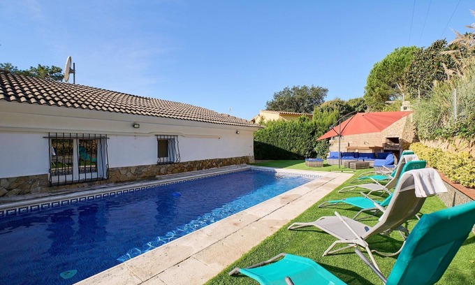 Lloret Blau Villa | Serene villa with yard in Lloret de Mar