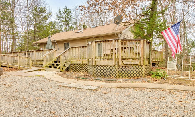 Yellville Cabin | Serene Yellville Retreat w/Hot Tub on 85 Acres