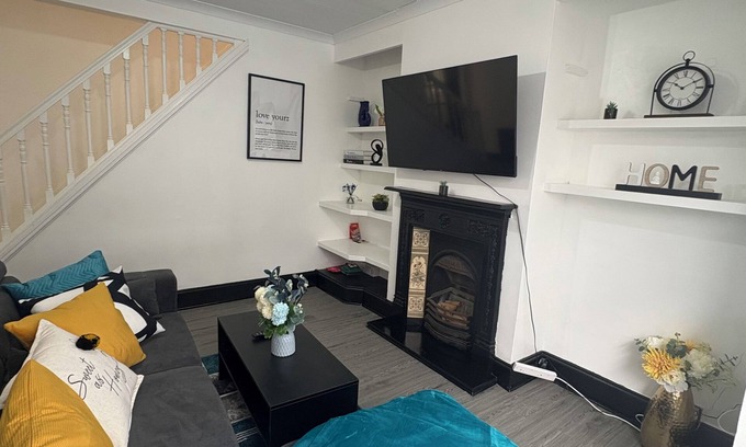 Watford House | Serenity Home Stays | 3 Bed | Free Parking | Watford Junction | 8 People