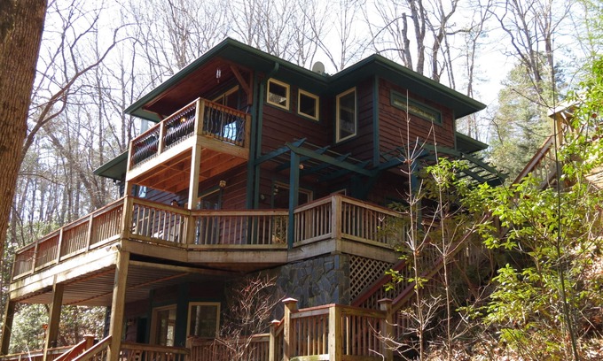Ellijay Cabin | Serenity on the Creek-SECLUDED-Top Quality-Romantic-Hot Tub, WiFi, Hiking nearby