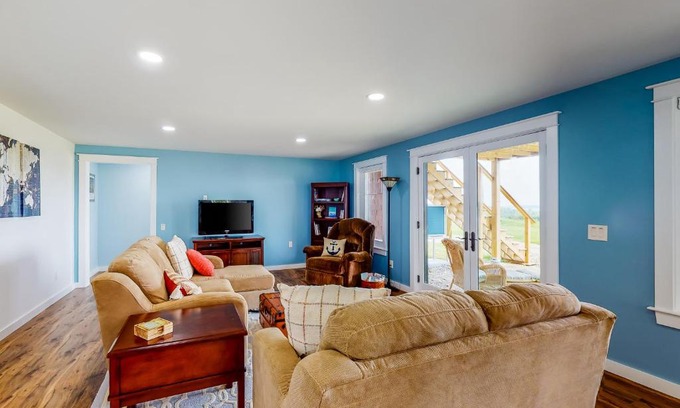 Searsport House | Serenity Vista