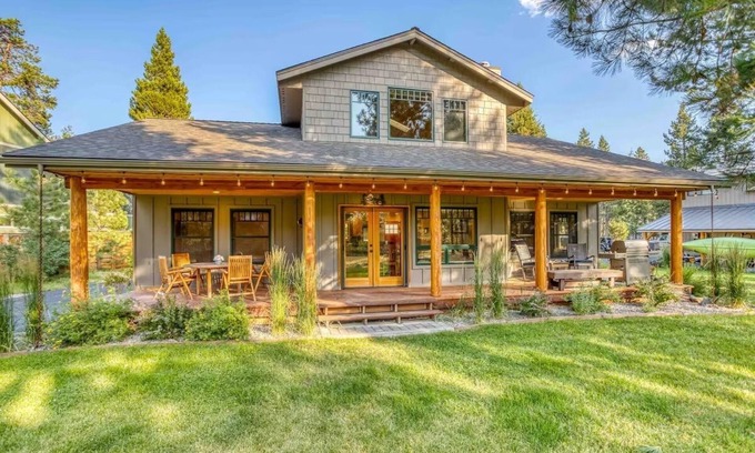 Oregon Water Wonderland House | Settle Inn, Riverfront Sunriver Home, Hot Tub, Pet Friendly