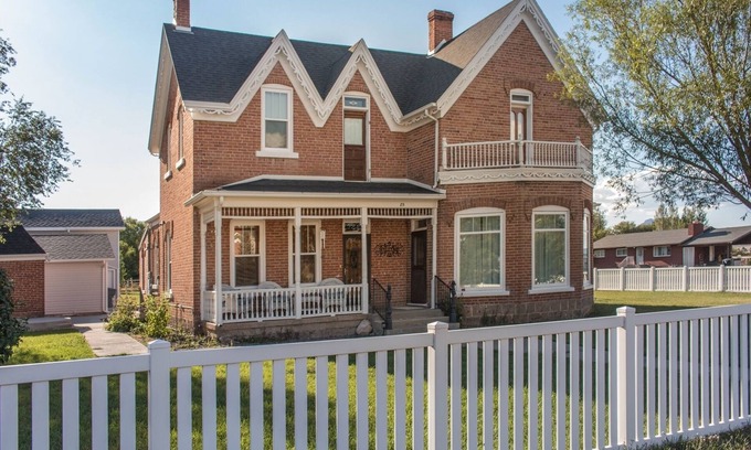 Panguitch House | Seven Gables 5 bedroom /4 bathroom sleeps 14 in beds