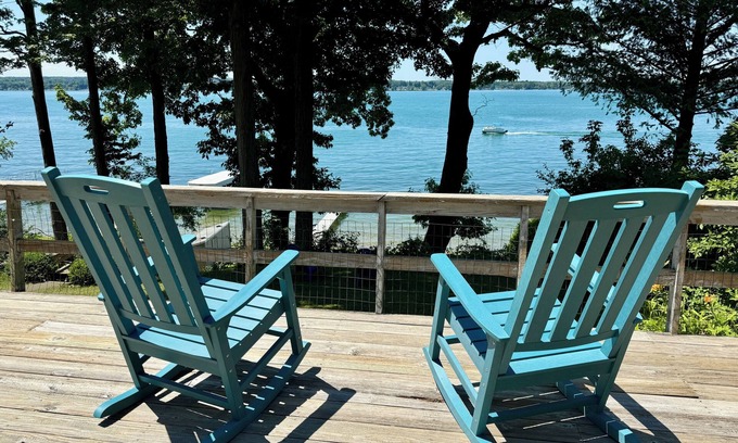 Town of Owasco Cottage | Seven Oaks — Lakefront Cottage on Owasco Lake — Large Beach with Stunning Views