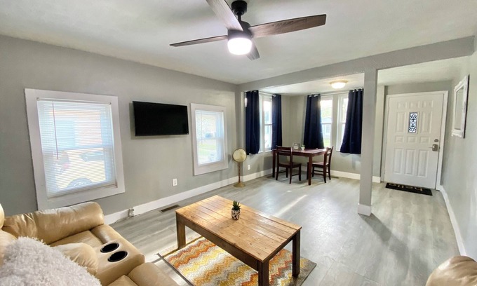 Herrin House | Seventeenth Street 2-bedroom 1 bath house with AC, WiFi in Herrin