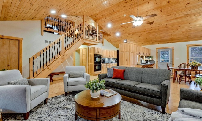 Blairs Mills Cabin | SHADE MOUNTAIN RETREAT ★ CEDAR BARREL SAUNA & HOT TUB! ★ 28 ACRES ★ SLEEPS 20