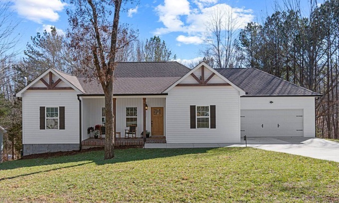 Winchester House | Shady Cove Retreat-Beautifully Decorated with Fire Pit