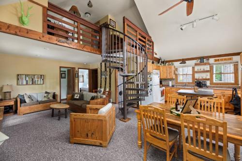 Thompsonville House | Shady Pines @ Crystal Mountain Resort