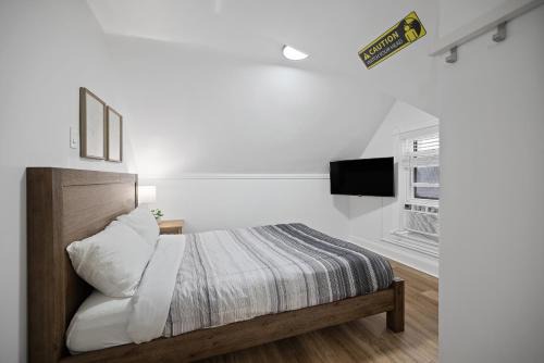 Shadyside House | Shadyside, Pittsburgh !H Modern and Bright Private Bedroom with Shared Bathroom