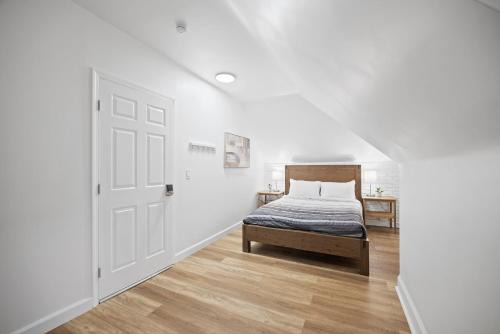 Shadyside House | Shadyside, Pittsburgh !I Modern and Bright Private Bedroom with Shared Bathroom