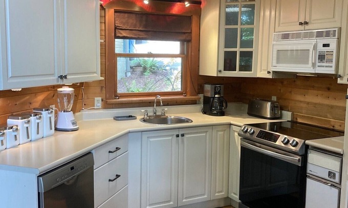 Shawnigan Lake Cottage | Shawnigan Lake Waterfront Cottage