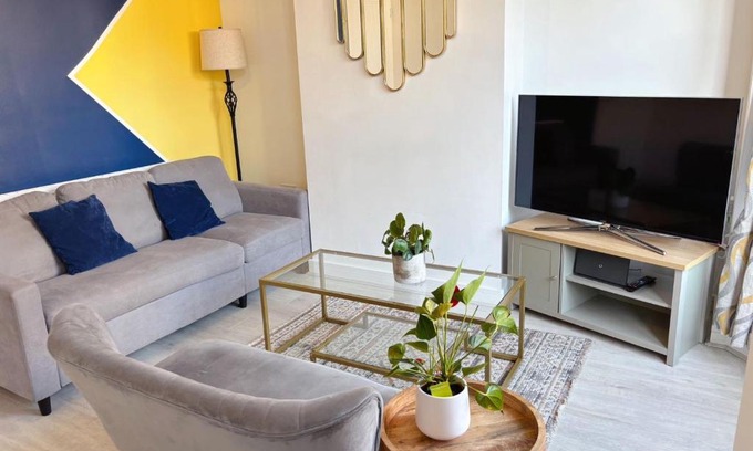 Hillsborough House | Sheffield 3-bedroom house with free street parking