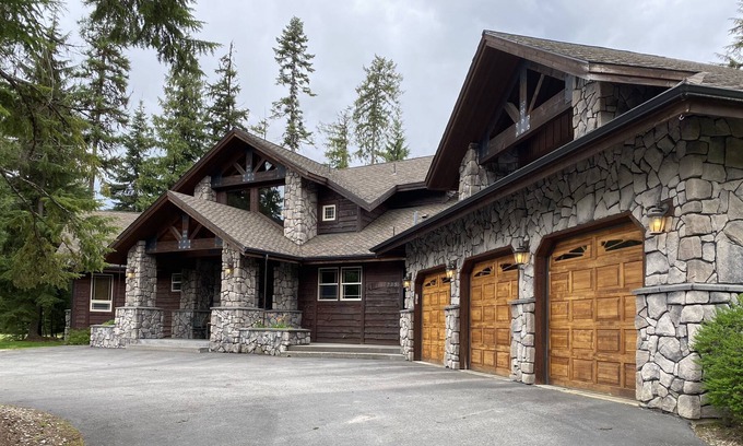 Priest River House | Sheltered by trees on the 18th Fairway this elegant home awaits you.